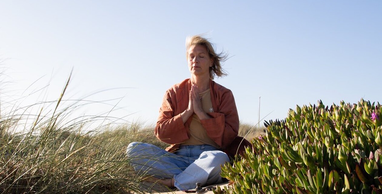 Meditation am Strand beim Yoga Retreat Südspanien