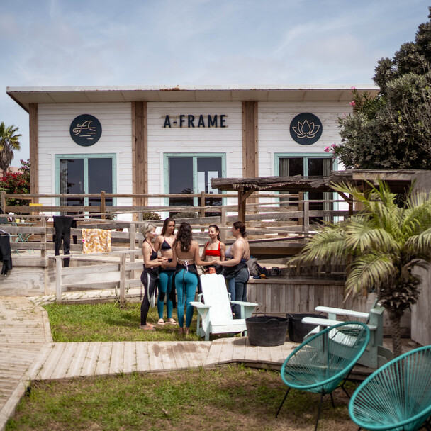 Garten Yoga Studio mit Surfen beim Yoga Retreat Südspanien