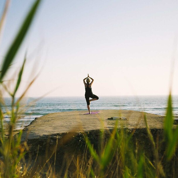 Yoga Pose am Meer beim Yoga Retreat Südspanien