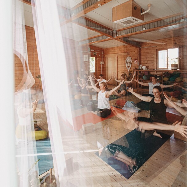 Blick durchs Fenster in Yoga Klasse beim Yoga Retreat Südspanien