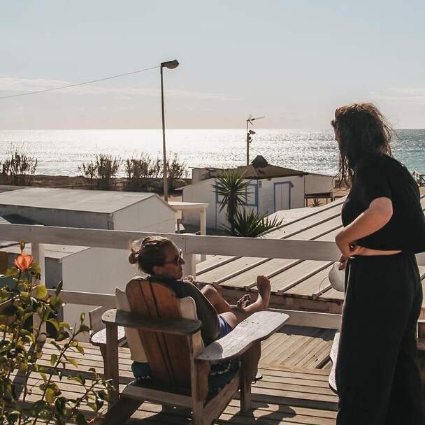 Surfen und Yoga am Strand