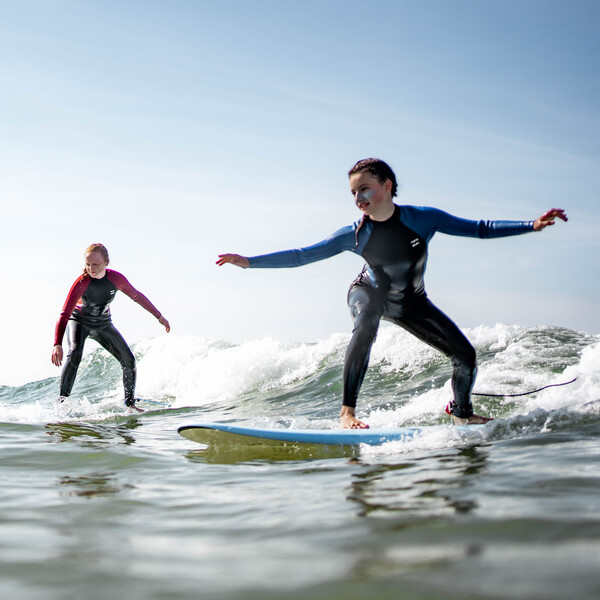 Familien Surfcamp Spanien, Kind surft