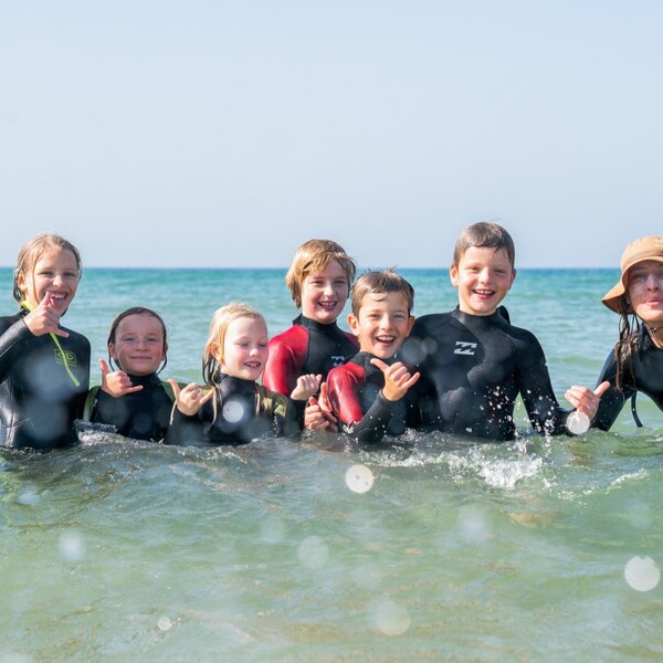 Spaß im Wasser beim Familien Surfcamp Spanien