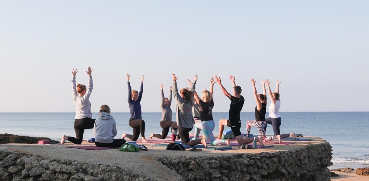 Yoga Retreats El Palmar, Yoga Schüler am Strand