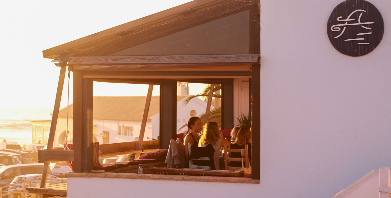 Terrasse mit Meerblick im A-Frame Surfcamp
