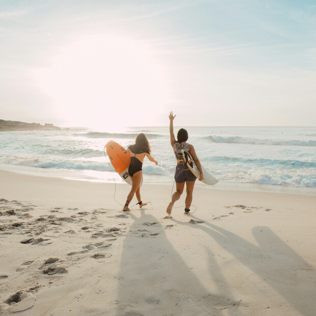 Surfkurs bei A-Frame Surfcamp, Surferinnen gehen ins Wasser
