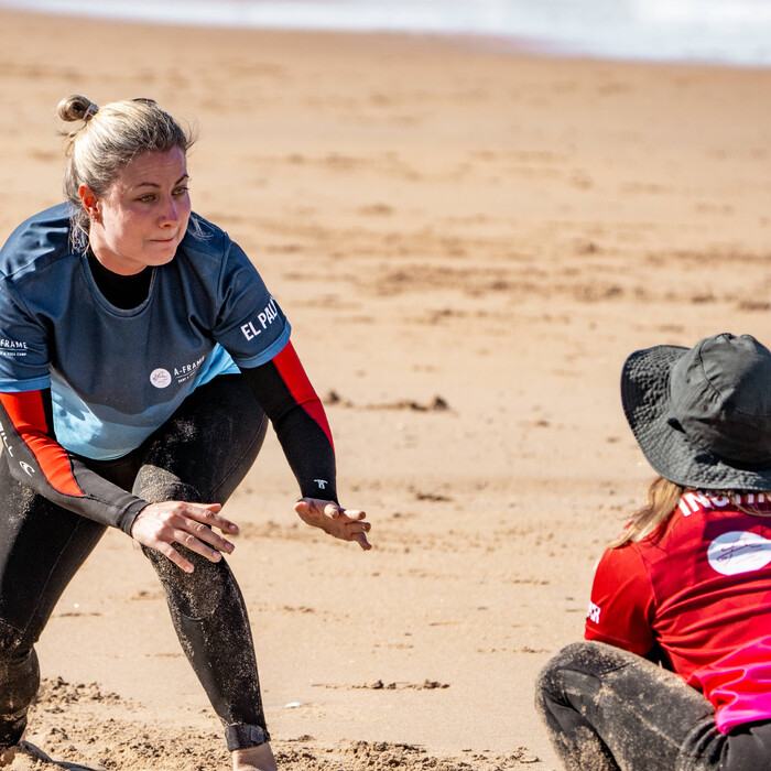 Surfcamp Andalusien, mittelgroße Welle, die eine Surferin reitet