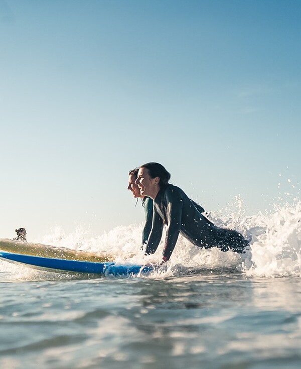 Surfcamp mit Surfkurs, Unterkunft, Verpflegung, Surfschüler im Wasser