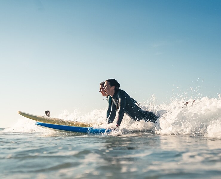 Surfcamp mit Surfkurs, Unterkunft, Verpflegung, Surfschüler im Wasser