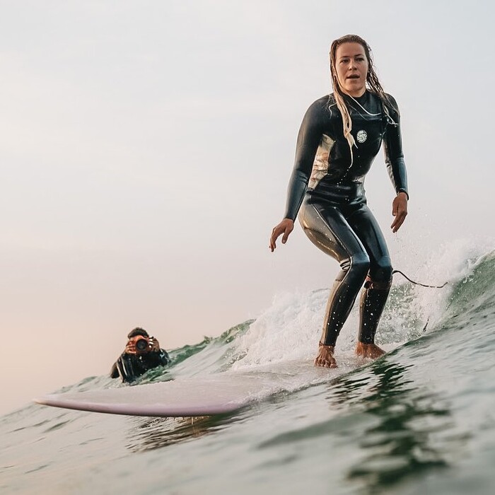 Fotos beim Surf Longboard Retreat, Frau auf Surfbrett