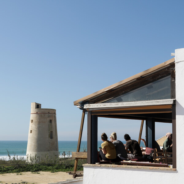 Surfcamp in El Palmar mit Meerblick, Gruppe schaut vom Haus auf's Meer