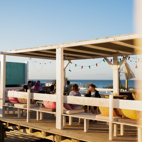 Surfcamp in El Palmar mit Meerblick, Gruppe schaut vom Haus auf's Meer