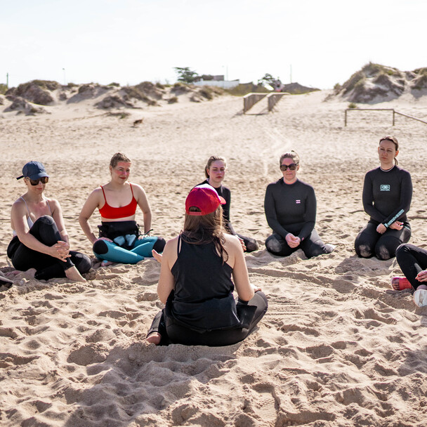 Cool-Down bei der Surf Fitness am Strand