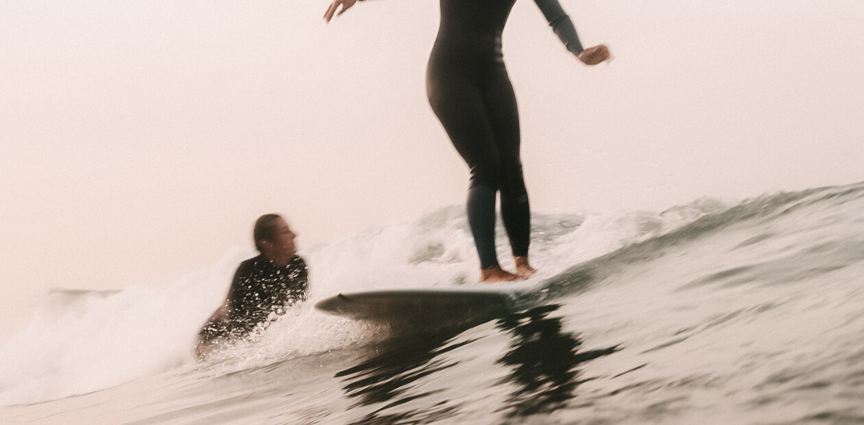 Surfcamp Spanien, Surferin am Wellenreiten