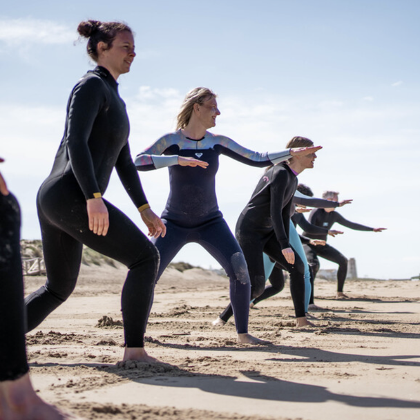 Surf Fitness, Gruppe macht Surf Übungen am Strand