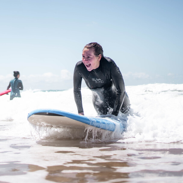 Wie schwer ist es surfen zu lernen, Frau beim Anfänger Surfkurs in Spanien