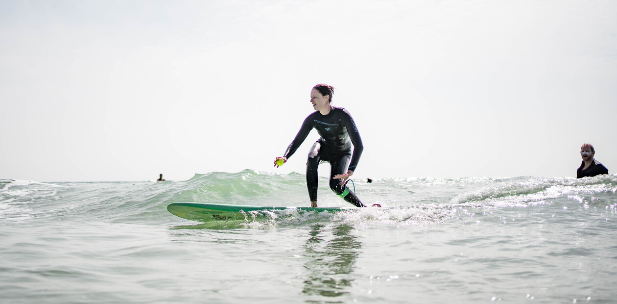 Surferin mit Tennisball im Surfkurs bei A-Frame