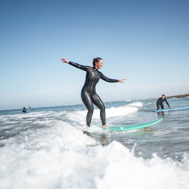 Surfkurs Fortgeschrittene in Andalusien, Frau auf Surfbrett