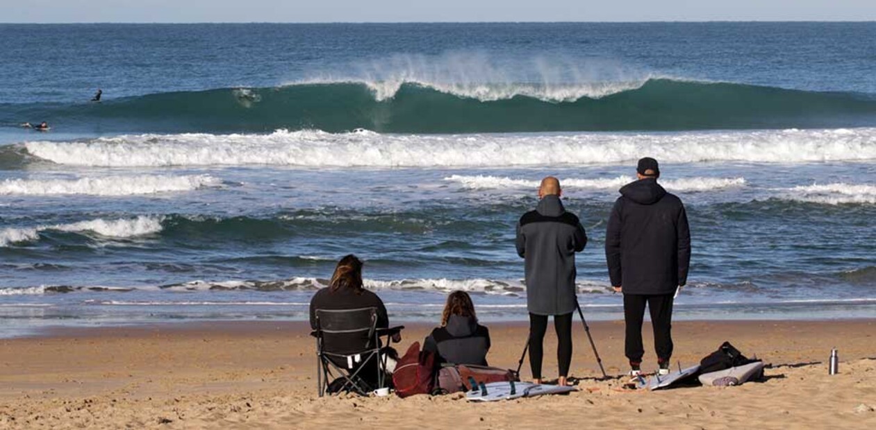 Surflehrer Ausbildung am Strand von El Palmar, Surfer im Wasser, Lehrer am Strand