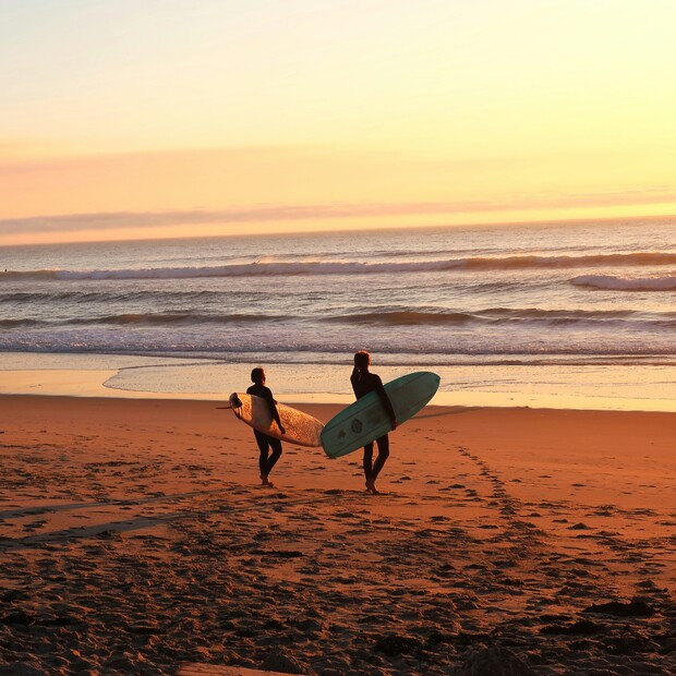 Surf Spot Check, Surfer schauen auf die Wellen und prüfen die Surf Bedingungen