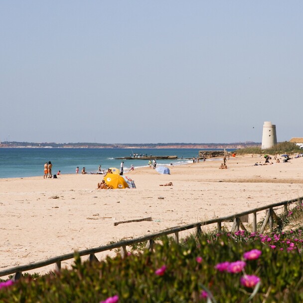 Badegäste am Strand von El Palmar, Andalusien