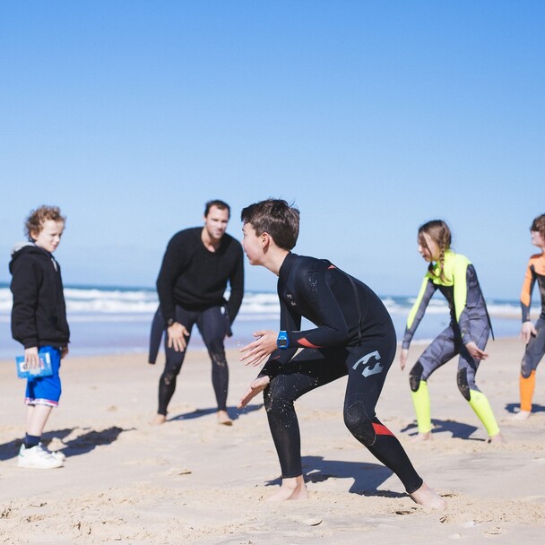 Warm-up beim Surfkurs für Kinder