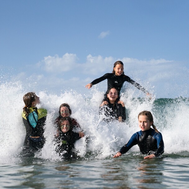 Spaß im Wasser beim Familien Surfkurs