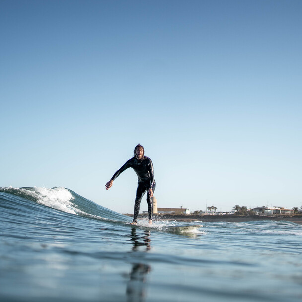 Surfer auf Welle am Surfspot in El Palmar