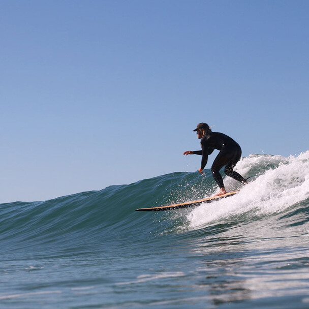 Surfurlaub Anfänger bis Fortgeschrittene, Surfer in Welle