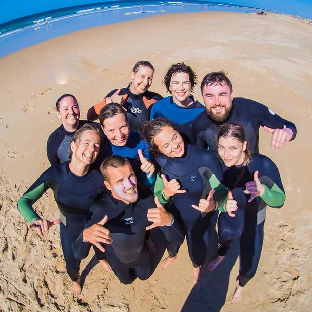 Surfkurs Spanien, Gruppenfoto am Strand