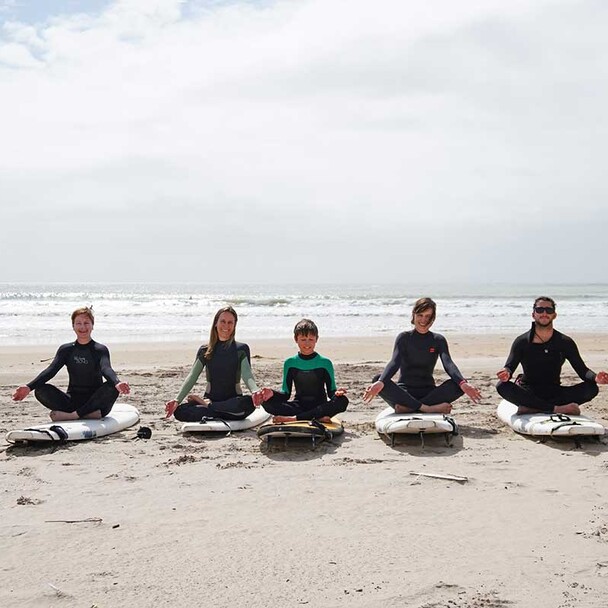 Surfing in El Palmar, small group of surf students on the beach