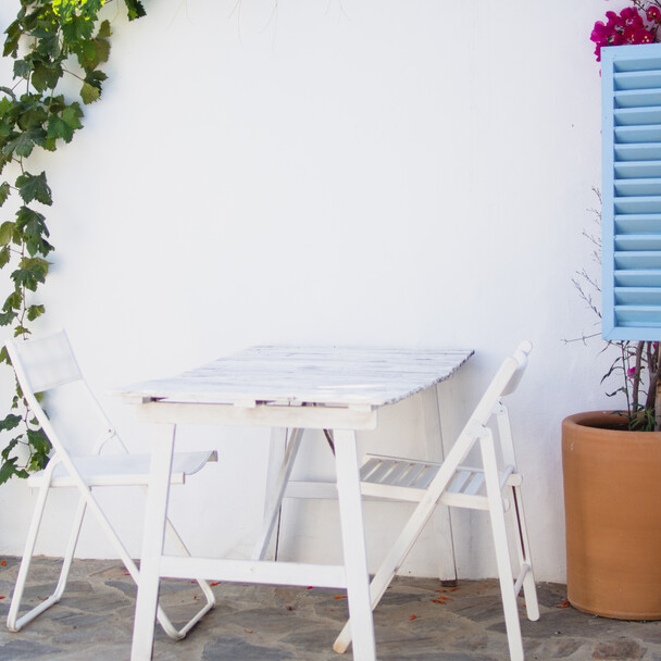 Terrasse mit Stühlen im Oasis Surfcamp Andalusien