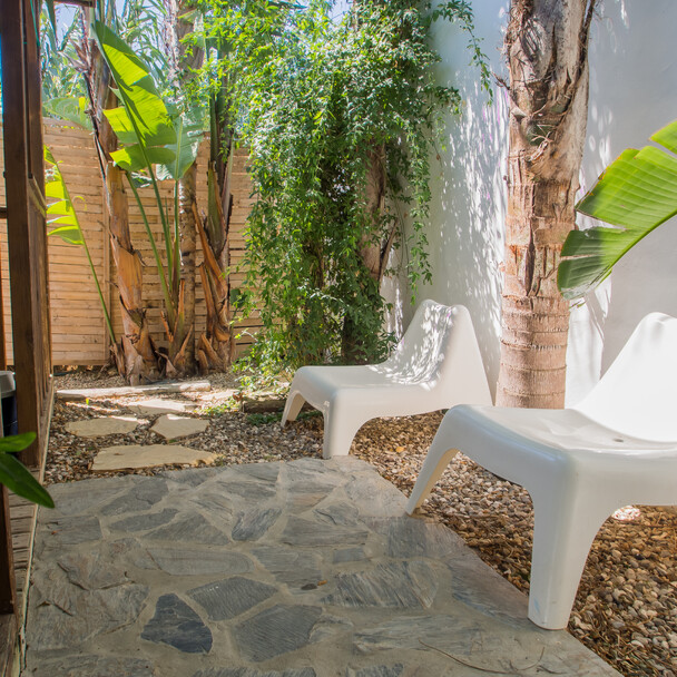 Bungalow Garten im Oasis Surfcamp Andalusien