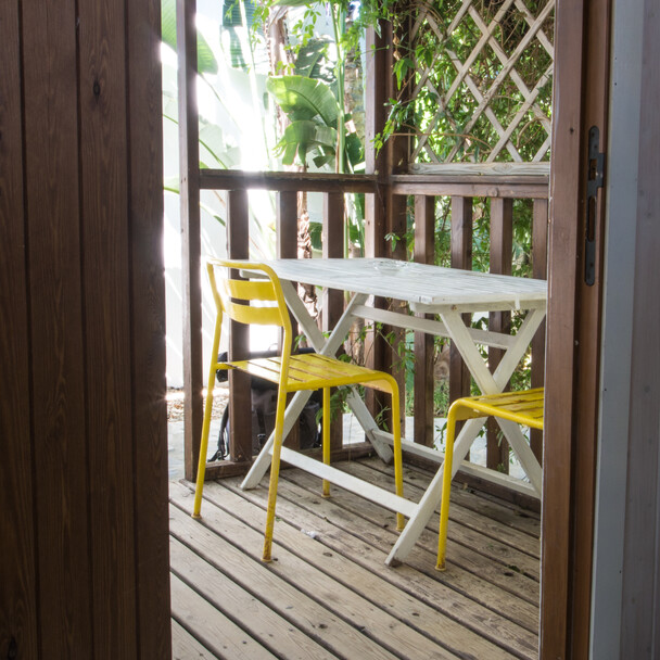 Terrasse mit Tisch und Stühlen im Oasis Surfcamp Andalusien