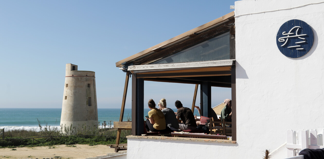 Terrasse im A-Frame Surfcamp Spanien