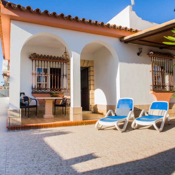 Terrasse mit Liegestühlen im Surfcamp Andalusien