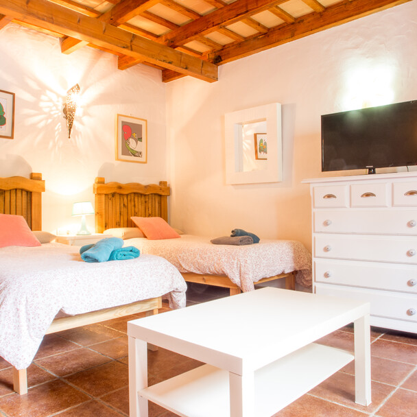 Zweibettzimmer mit TV im Surfcamp Andalusien