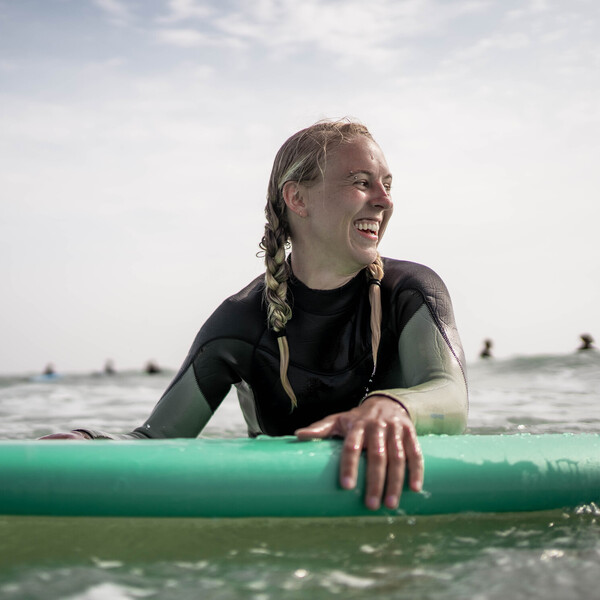 Surfen Frauen, Salty Sisters Surf Retreat, Frau mir Surfbrett im Wasser