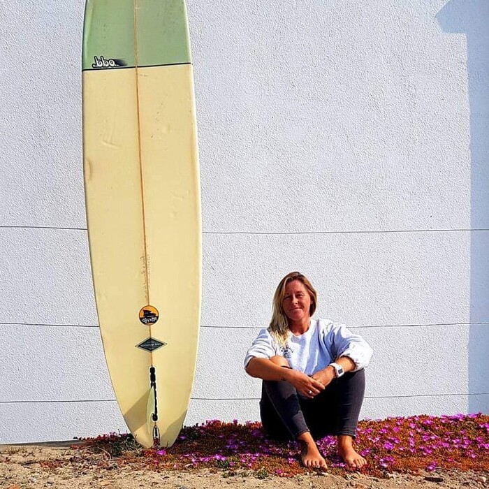 Surferin beim Yoga Surf Retreat