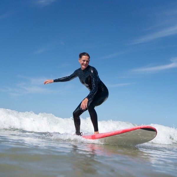 Surfen Frauen Surfcamp, Frau im Line-up