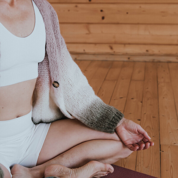 Lotus Sitz beim Winter Yoga Retreat