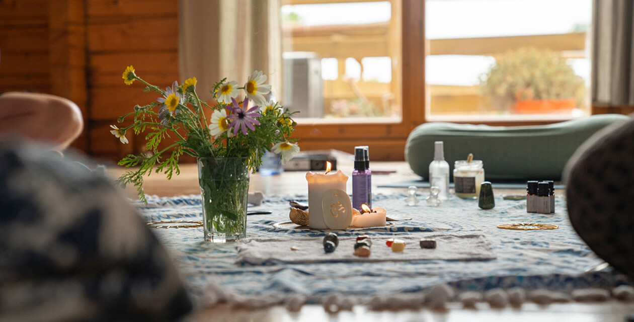 Blumen und Kerzen beim Yoga Retreat