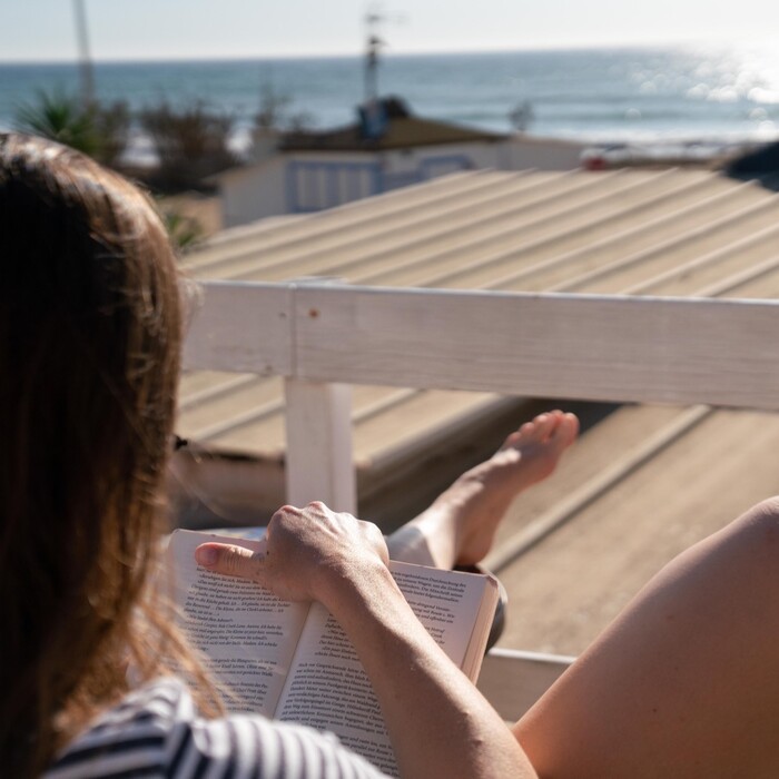 Lesen mit Meerblick beim Yoga Retreat