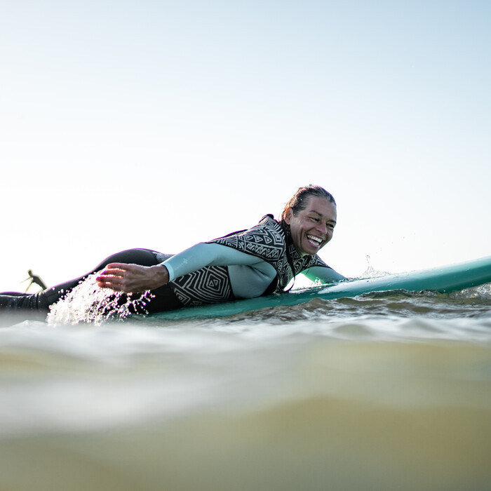 Surfen beim Yoga Retreat Wechseljahre