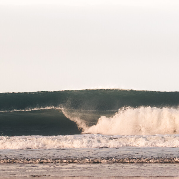 Surf und Yoga Camp Anreise, Welle bricht, Perfekt zum Surfen