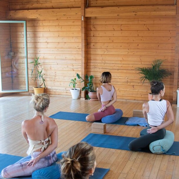 Yoga Retreat mit Yogakurs in El Palmar, Andalsuien. Frauen machen Dehnübungen.